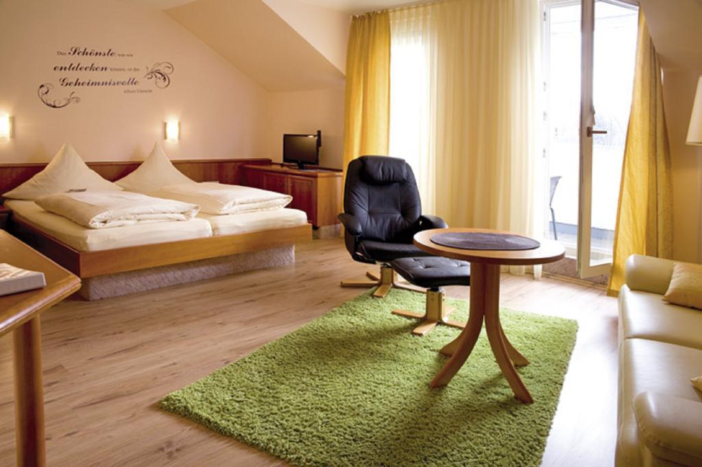 Hotel Kurparkblick Bad Bergzabern Room photo